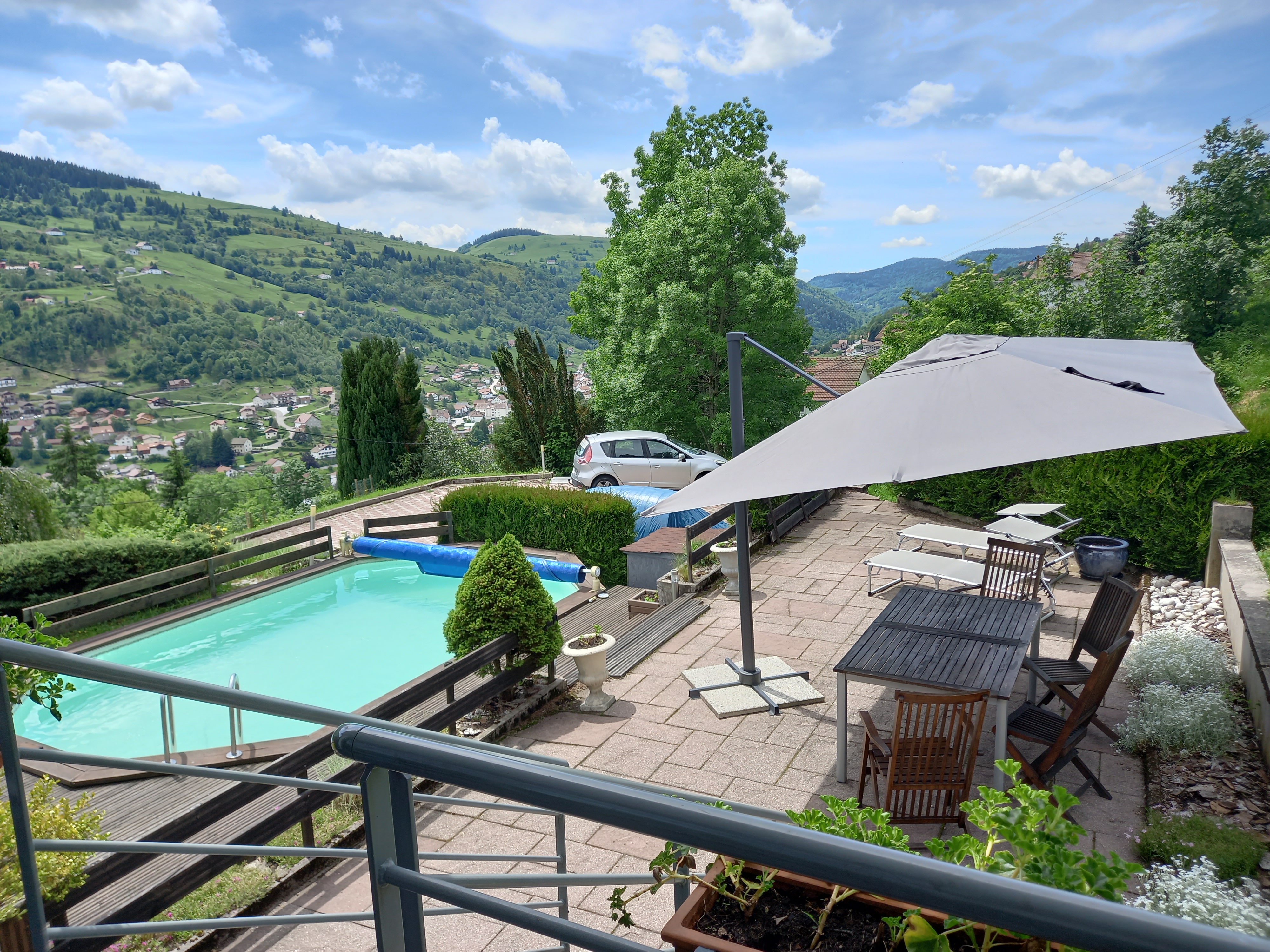 Piscine et terrasse gîte Bellavie à La Bresse
