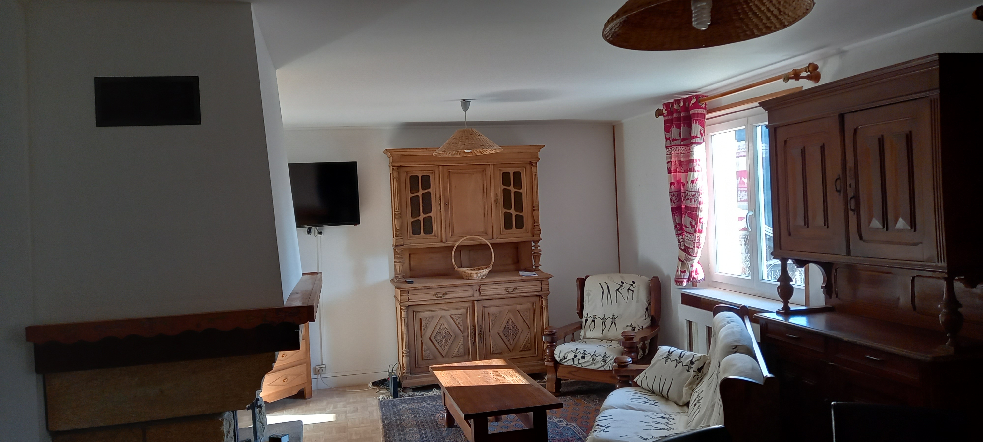 Gîte meublé avec salon-séjour canapé et cheminée