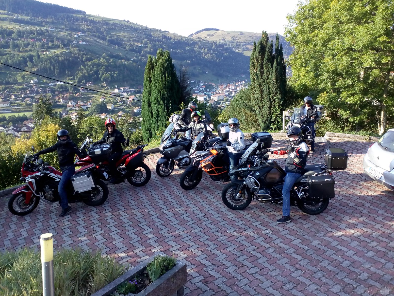 Groupe de motards sur le parking de la maison d'hôtes