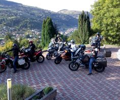 Groupe de motards sur le parking de la maison d'hôtes